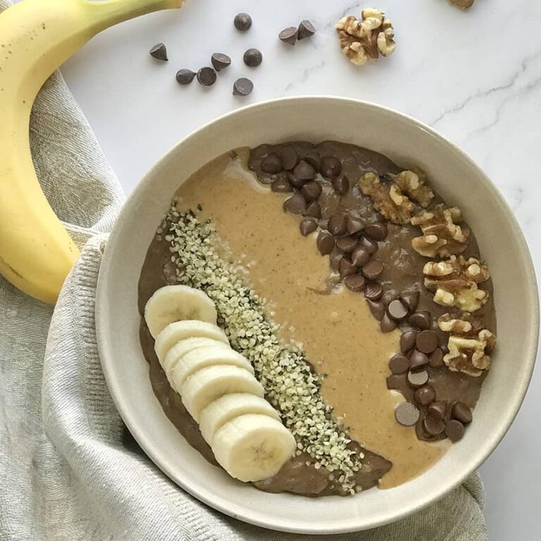 Warm moka (mocha) sprouted rolled oats